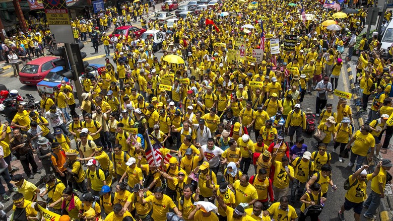 &#91;Demo Besar Malaysia&#93; Penampakan Lautan Kuning Kuala Lumpur: Najib OUT, Najib OUT !!