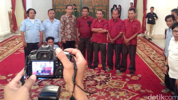 Tangis Haru Sopir Metro Mini Saat Beri Batu Akik ke Jokowi