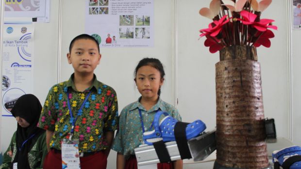 Dua orang siswa yang masih duduk di bangku SD menemukan alat pemanjat pohon kelapa ya