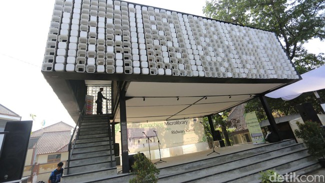 Unik, Perpustakaan di Bandung Dibuat dari 2.000 Ember Bekas Es Krim