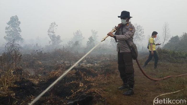 Pak Kapolsek di Riau ini Saban Hari Berjibaku Padamkan Kebakaran Lahan