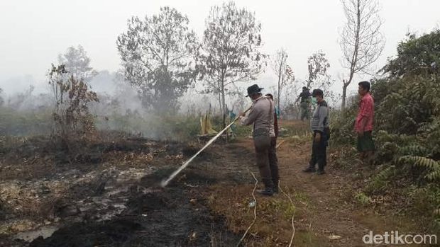 Pak Kapolsek di Riau ini Saban Hari Berjibaku Padamkan Kebakaran Lahan