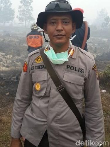 Pak Kapolsek di Riau ini Saban Hari Berjibaku Padamkan Kebakaran Lahan