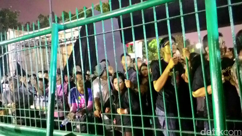 Penonton yang Tak Miliki Tiket Konser Bon Jovi Berusaha Jebol Pagar