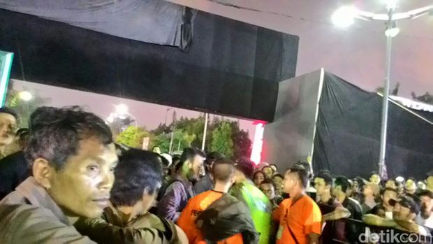 Penonton yang Tak Miliki Tiket Konser Bon Jovi Berusaha Jebol Pagar