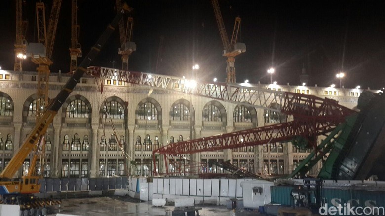 Video Detik-detik Jatuhnya Crane Diterjang Badai di Masjidil Haram