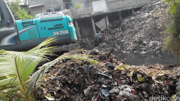 Ngeri! Sampah 10 Meter di Sungai Cipinang Ini Menumpuk Sejak 30 Tahun Lalu
