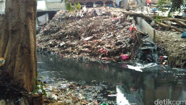 Ngeri! Sampah 10 Meter di Sungai Cipinang Ini Menumpuk Sejak 30 Tahun Lalu