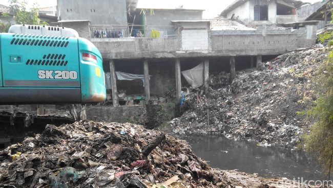 Ngeri! Sampah 10 Meter di Sungai Cipinang Ini Menumpuk Sejak 30 Tahun Lalu