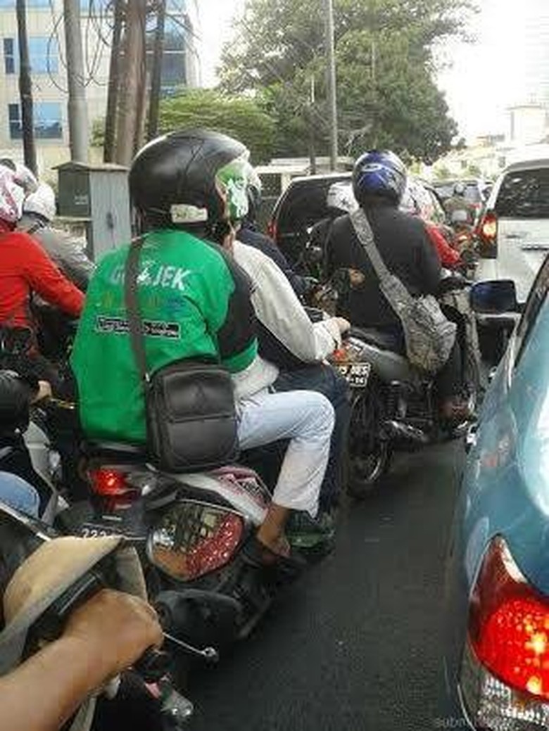 Dunia Sudah Terbalik - Supir GoJek Ini Malah Dibonceng Penumpangnya