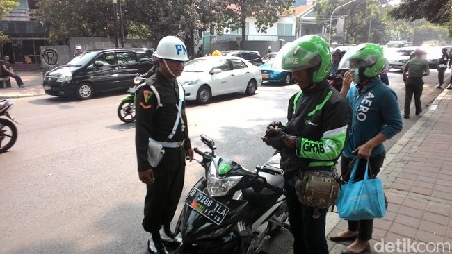 Pasang Stiker TNI AD di Pelat Motor, Abang GrabBike ini Disetop PM