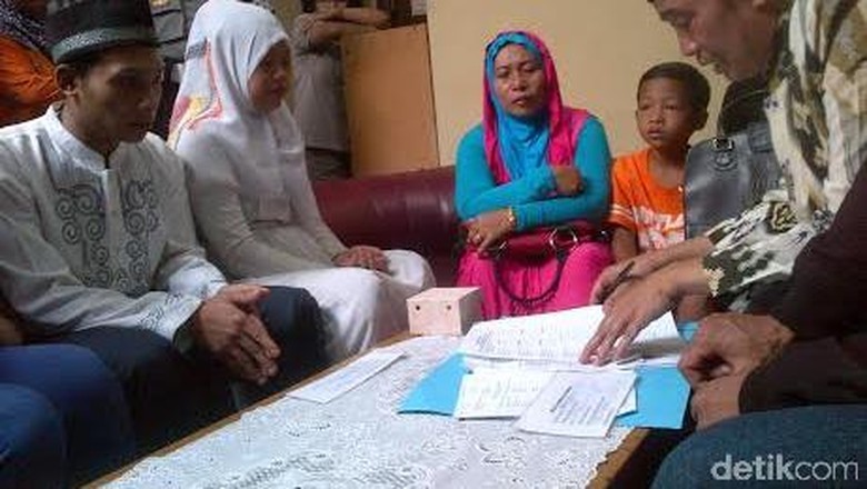 momen-haru-saat-tersangka-pencurian-menikahi-gadis-pujaan-di-kantor-polisi