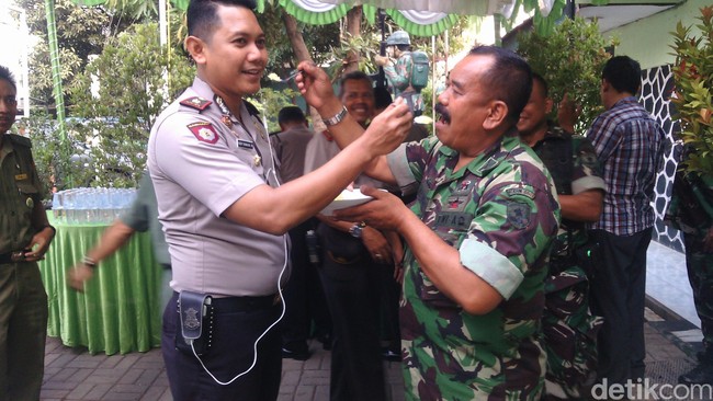So Sweet! Polisi Suapin TNI Nasi Tumpeng di Bekasi