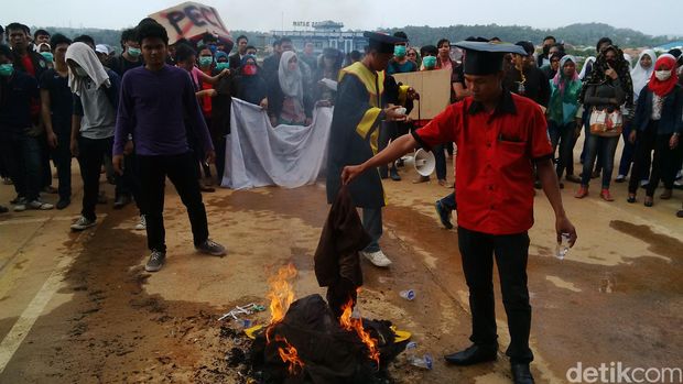 Toga Wisuda DIganti Peci, Mahasiswa di Batam Protes &amp; Bakar Jas Almamater