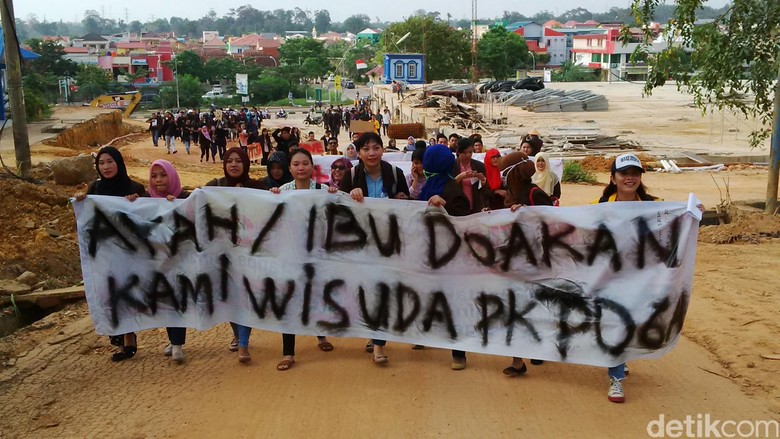 Wisuda Pake Peci, Mahasiswa Bakar Jas Almamater