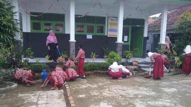 Pelajar dan PNS di Purwakarta Wajib Bersihkan Halaman Serta Toilet Setiap Pagi