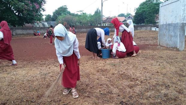 Pelajar dan PNS di Purwakarta Wajib Bersihkan Halaman Serta Toilet Setiap Pagi