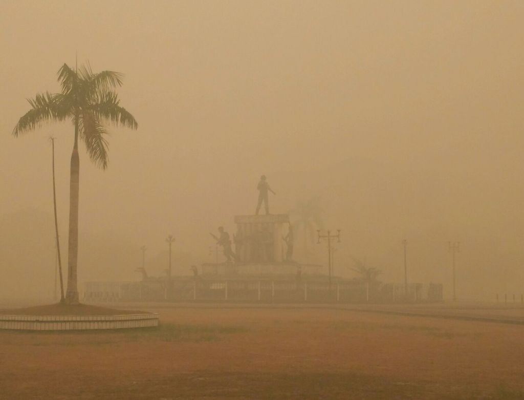 Ngeri! Ini Aneka Penampakan Asap di Palangkaraya yang Pekat dan Kekuningan