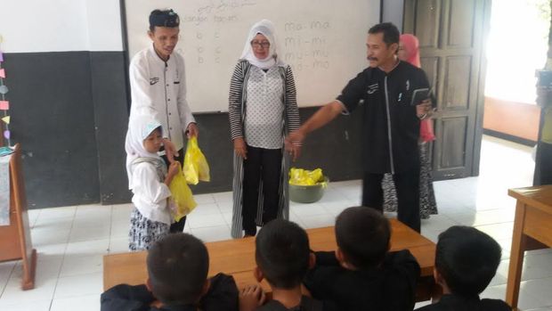 Rutin Setiap Bulan, Siswa Miskin di Purwakarta Dapat Daging 2 Kg
