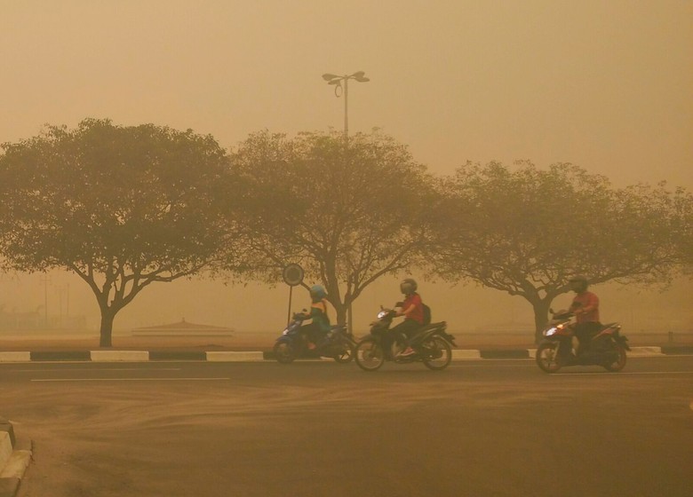 Ngeri! Ini Aneka Penampakan Asap di Palangkaraya yang Pekat dan Kekuningan
