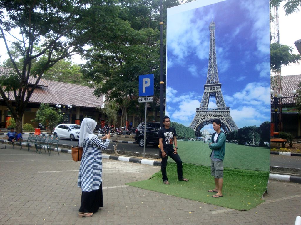 Ingin Eksis di Sosmed Dengan Foto seperti Wisata di Prancis dan Singapura?