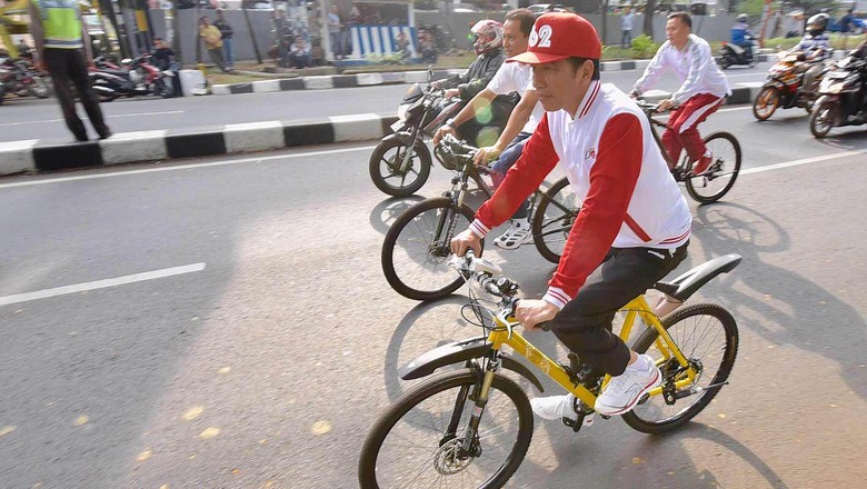 Asyiknya Jokowi Gowes di Car Free Day Bogor, Sempat Tegur Mobil yang Masuk