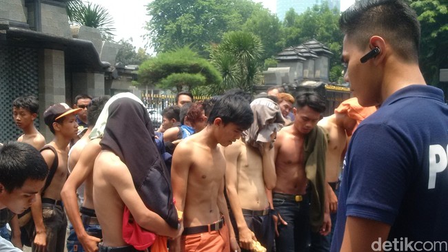33 ABG Ditangkap di Halte TransJ GBK, Bawa Spanduk dan Atribut Sepak Bola
