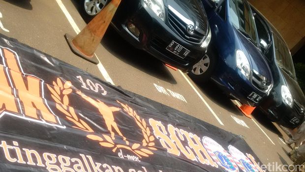 33 ABG Ditangkap di Halte TransJ GBK, Bawa Spanduk dan Atribut Sepak Bola