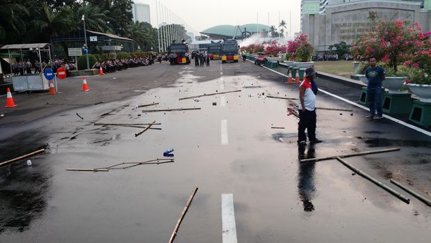 Demonstrasi Mahasiswa di Depan DPR Ricuh, Fahri Hamzah Muncul Beri Orasi