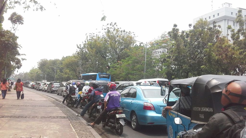 Buruh Demo di Depan Istana, Jalan Medan Merdeka Utara Ditutup