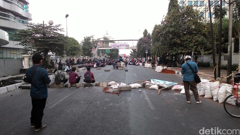 Keluarga Pasien RSCM Mengeluh Mahasiswa YAI Blokir Jalan