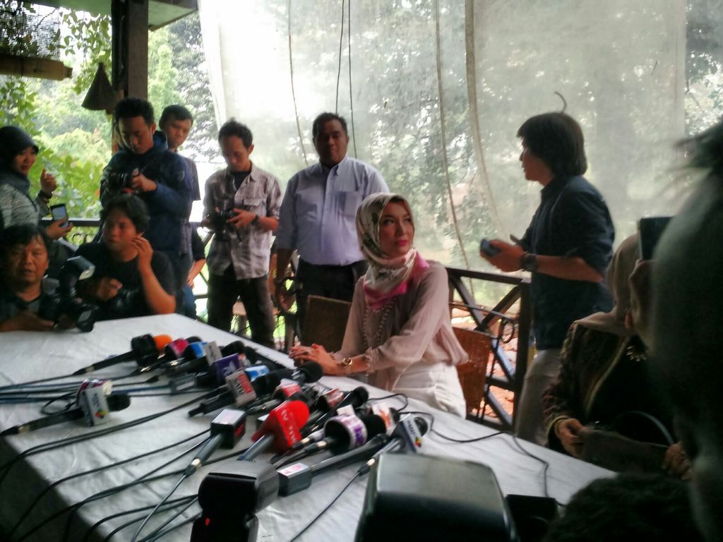Peluk dan Cium Suami ke Arzetti di Tengah Jumpa Pers Soal Dandim Sidoarjo