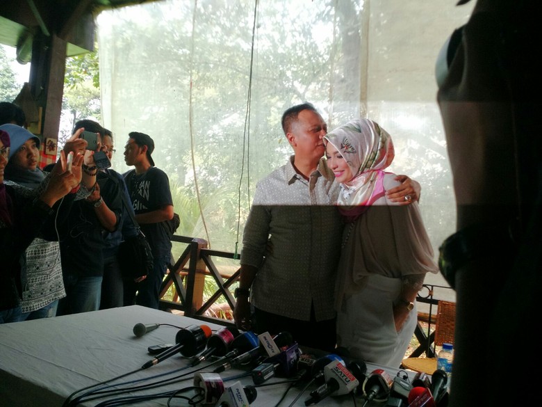 Peluk dan Cium Suami ke Arzetti di Tengah Jumpa Pers Soal Dandim Sidoarjo
