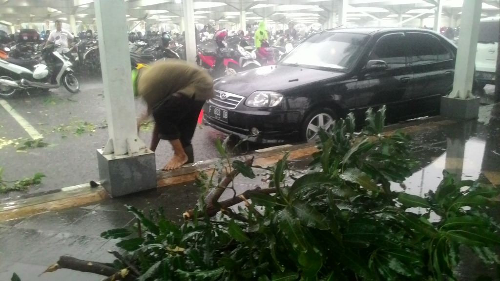 Hujan Disertai Angin, Atap dan Gerbang Parkir Stasiun Bogor Patah