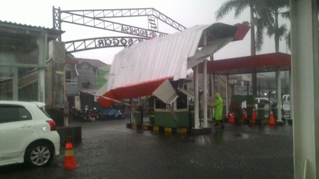 Hujan Disertai Angin, Atap dan Gerbang Parkir Stasiun Bogor Patah