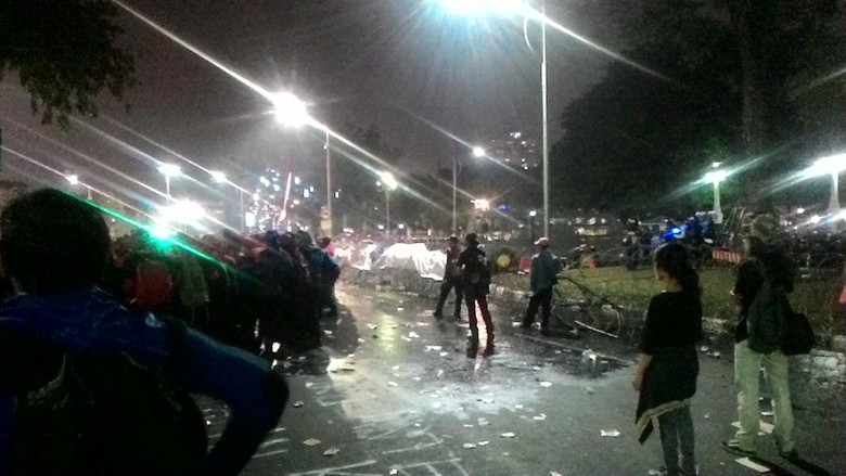 Dipukul Mundur Polisi, Buruh Lari ke Arah Patung Kuda