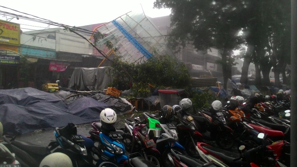 Hujan Disertai Angin, Atap dan Gerbang Parkir Stasiun Bogor Patah