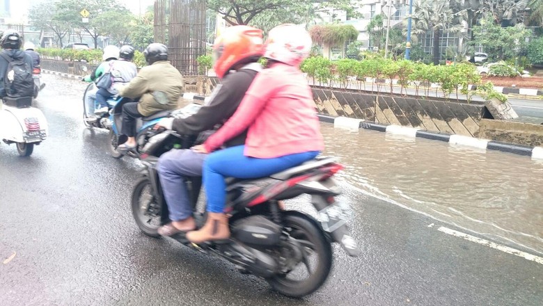 Genangan Air di Jl HR Rasuna Said Surut, Lalin Kembali Normal