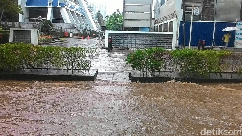 JL Hr Rasuna Said Tergenang, Lalin Tersendat