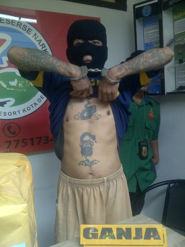 Polisi Bekuk Kakek Bertato Naga Pengedar Ganja untuk Pelajar di Depok