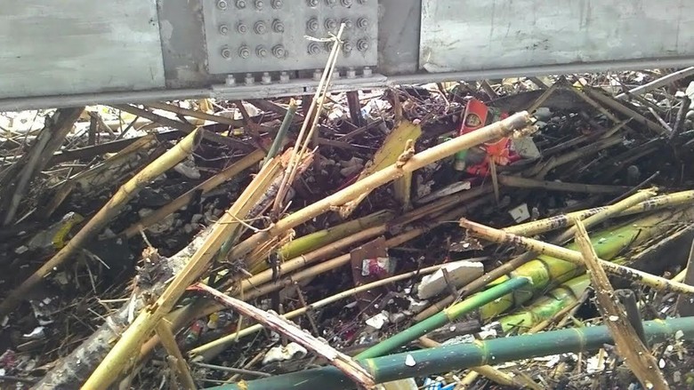 Sampah Kiriman Menumpuk di Sungai di Kawasan Kalibata