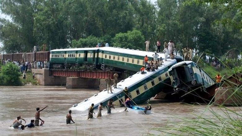 &#91; Breaking News &#93; Kecelakaan kereta api terjadi di Pakistan ! 