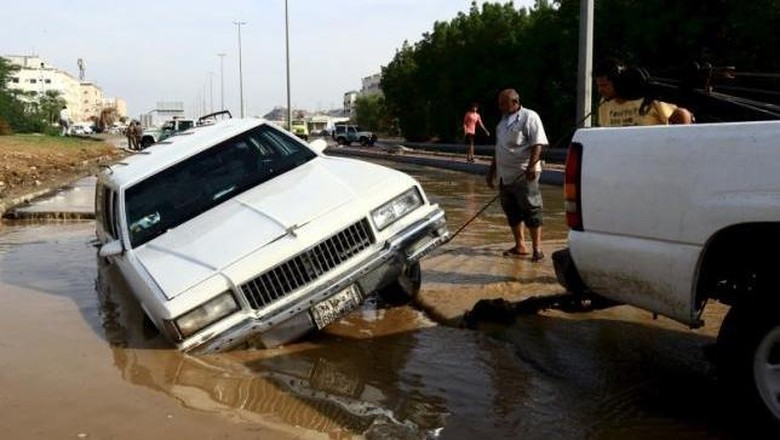 Banjir Landa Jeddah, Arab Saudi ! banyak sektor terganggu !