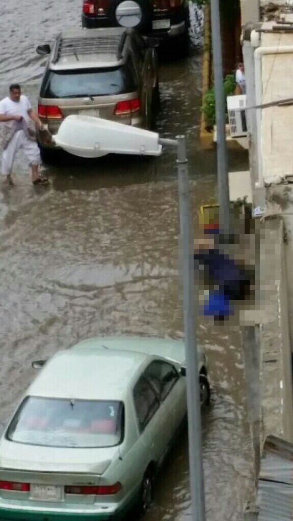 Banjir Landa Jeddah, Arab Saudi ! banyak sektor terganggu !