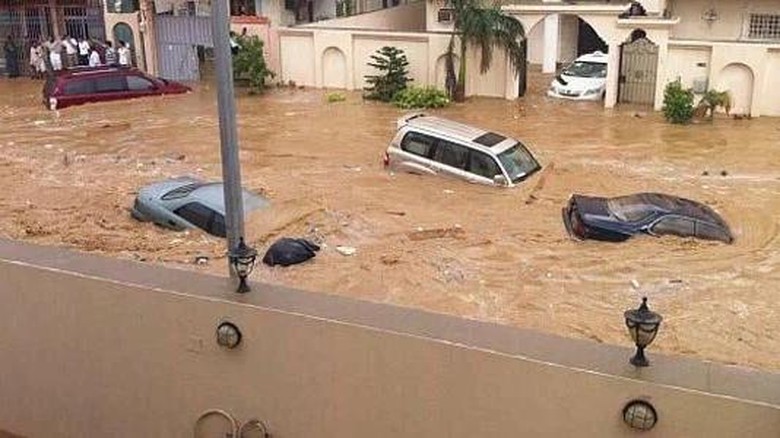 Banjir Landa Jeddah, Arab Saudi ! banyak sektor terganggu ! 