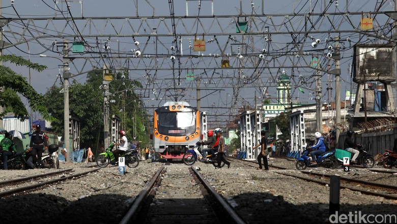 Terjadi Tanah Longsor di Cilebut-Citayam, KRL gak bisa lewat ! 