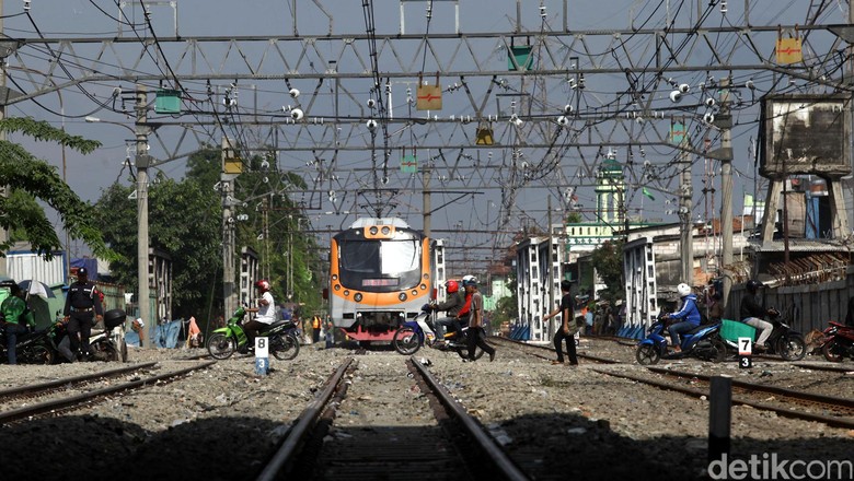 Terjadi Tanah Longsor di Cilebut-Citayam, KRL gak bisa lewat !