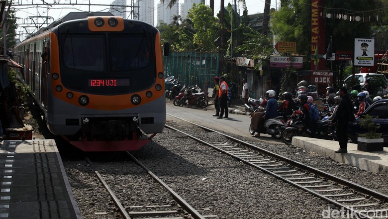Terjadi Tanah Longsor di Cilebut-Citayam, KRL gak bisa lewat !