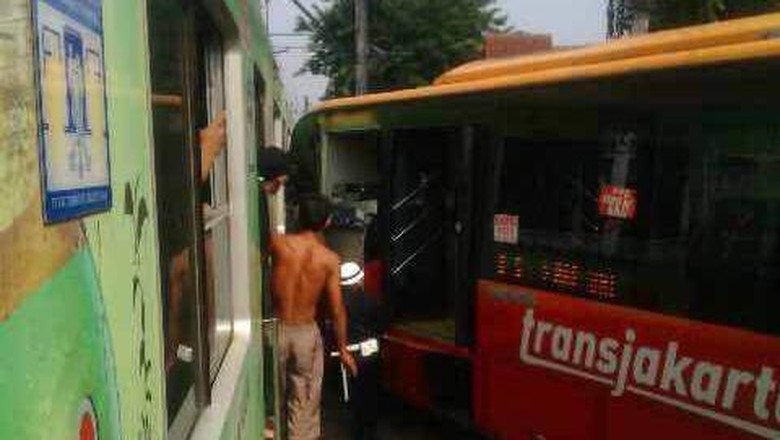 KRL Tabrak Bus Transjakarta, Pengendara Motor Jadi Korban