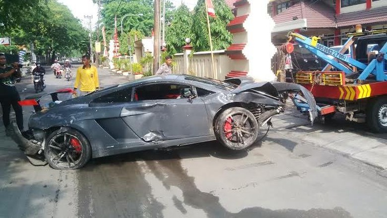 Lamborghini Tabrak Warung STMJ di Surabaya, 1 Meninggal 2 Luka